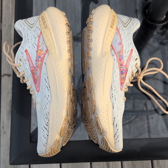 Brooks Speckled White and Tan Sneakers - Picture 5 of 10